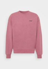 Sudadera rosa hecha de una tela suave con cuello redondo, puños acanalados y cintura. Presenta un pequeño logo negro de "Levi's" en el pecho.