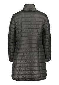 Tmavě šedá prošívaná bunda s vysokým límcem, vodorovným prošívaným vzorem a elastickými manžetami. Lehká tkanina s hladkou texturou.