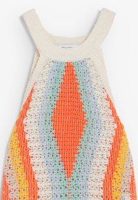 Top halter de ganchillo con centro de diamante naranja, detalles en azul y verde, bordes crema y franjas laterales amarillas y naranjas.