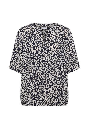 Marineblå bluse med hvidt abstrakt leopardprint, kvartlange ærmer, V-hals med knaplukning og elastiske kantdetaljer.