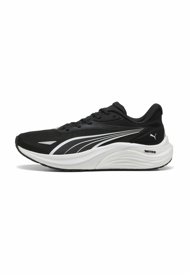 Chaussure de course noire avec un dessus texturé, accents blancs, semelle incurvée pour un amorti, et un design épuré avec un profil audacieux.