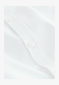 Vybrané, white oxf with bear character