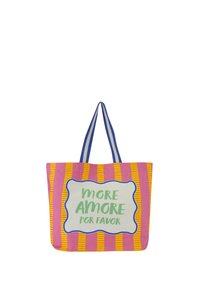 Grote schoudertas met roze en gele strepen, met een wit middenpaneel waarop de tekst "MORE AMORE POR FAVOR" in groen staat, en blauwe handvatten.