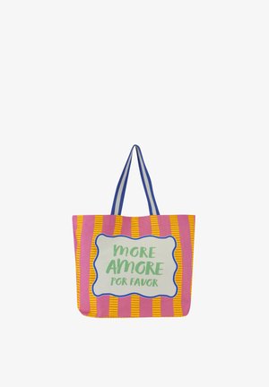 Große Tragetasche mit rosa und gelben Streifen, ausgestattet mit einem weißen Mittelteil, auf dem in grüner Schrift "MORE AMORE POR FAVOR" steht, und blauen Griffen.