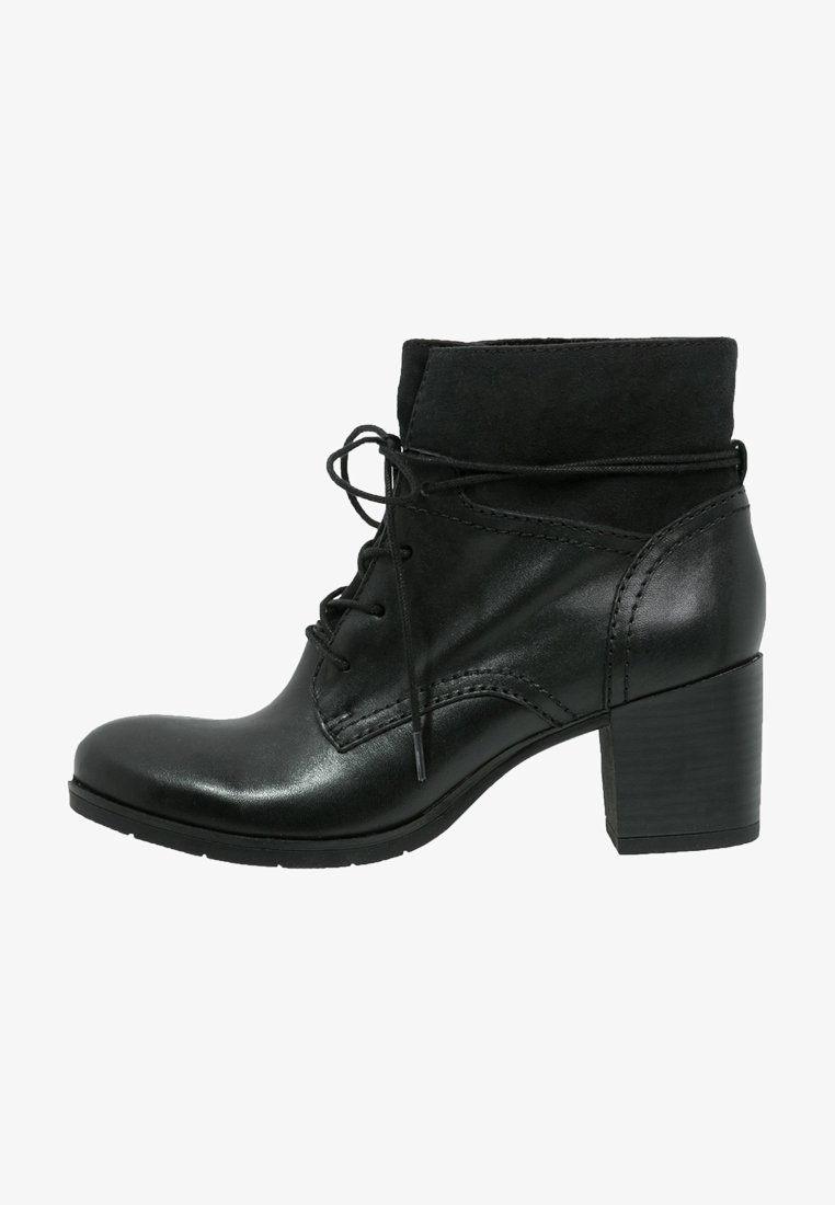 Bottine en cuir noir avec talon bloc, laçage devant et bord en daim, vue latérale en angle.