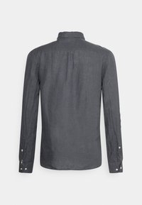 Långärmad skjorta i mörkgrå linne, med ståkrage, bakre veck och ärmslut med silverknappar. Slät, textured tyg.