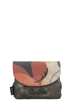 Piccola borsa clutch nera con trama, patta floreale colorata, borchie decorative e logo "Anekke" sulla parte anteriore e sull'etichetta laterale.