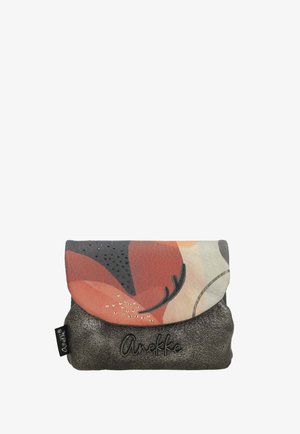 Kleine, strukturierte schwarze Clutch mit farbenfroher Blumenklappe, dekorativen Nieten und dem Schriftzug "Anekke" auf der Vorderseite sowie auf dem Seitenschild.