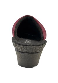 Bordeaux kleurige klompen met een gestructureerde bovenkant en een zwart gevlochten plateau. Het interieur heeft een zachte, donkere voering voor comfort.
