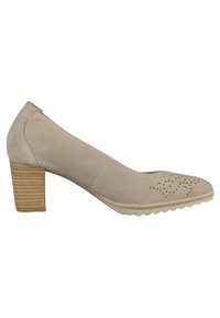 Escarpin en daim beige avec bout arrondi, perforations décoratives et talon bloc texturé. Dispose d'une semelle extérieure en caoutchouc pour une meilleure adhérence.