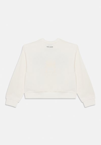 Λευκό cropped φούτερ με μακριά μανίκια, ριμπ μανσέτες και στρογγυλή λαιμόκοψη. Η επιγραφή "MARC JACOBS" εκτυπωμένη μαύρη στο πάνω μέρος της πλάτης. Μαλακή υφή.