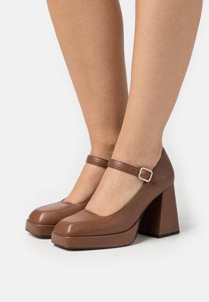 Escarpins Talons Hauts Bally - Taille 37 (US 6.5), Cuir Beige, Talon Aiguille - Occasion