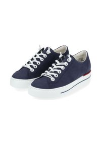 Ναυτικές σουέτ αθλητικές παπούτσια με λευκές κορδόνες, καουτσούκ σόλα και αντίθετα κόκκινα και μπλε στοιχεία στο πλάι. Διαθέτουν στρογγυλή μύτη και λεία υφή.