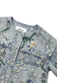 Jeansowa kurtka z haftem z cekinów w kształcie kwiatów w niebieskich, kremowych i zielonych odcieniach. Posiada okrągły dekolt oraz kieszenie z przodu.