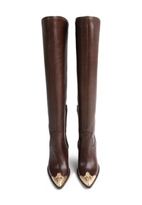 Botas de cuero marrón hasta la rodilla con punta afilada y acentos de herrajes dorados. Presentan detalles de costura a lo largo del eje y una textura suave.