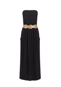 Svart stroppeløs maxi-kjole med rynket bodice, sidelommer og et lyst belte med en metallisk rund spenne. Glatt stoffstruktur.