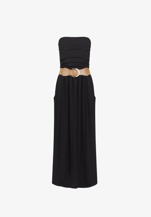 Zwarte strapless maxi-jurk met geplooide buste, zijzakken en een tan riem met een metalen ronde gesp. Glad stoffen textuur.
