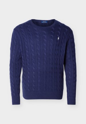 Marinblå kabelstickad tröja med rund hals, långa ärmar och liten vit broderad Polo Ralph Lauren-logotyp på bröstet.