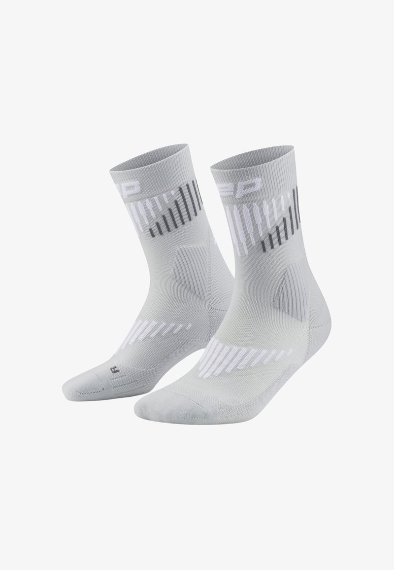 Graue Knöchelsocken mit weißen und schwarzen gestreiften Mustern, geripptem Stoff und verstärktem Zehenbereich. Mit Logo am Bündchen.