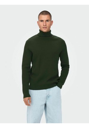 Jersey de cuello alto verde oscuro con textura acanalada, diseño ajustado y mangas largas. Combinado con jeans de mezclilla azul claro.