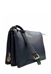 Borsa a spalla in pelle nera texture con hardware dorato, tracolla regolabile e chiusura con zip. Presenta un logo del marchio sul davanti.