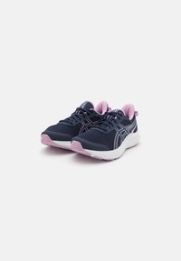Baskets de sport bleu marine et rose avec une tige en maille, une semelle intermédiaire blanche, une semelle extérieure en caoutchouc rose et des accents blancs et roses contrastants sur les côtés.