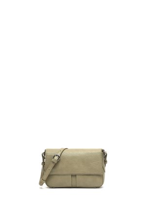 Licht olijfgroene leren crossbodytas met verstelbare band, voorflap en subtiele stikseldetails.