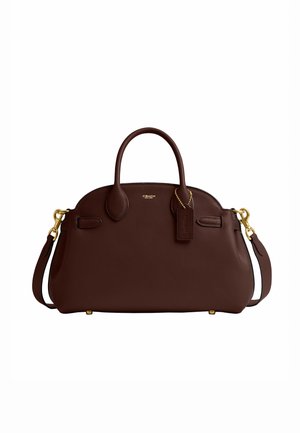 Sac à main en cuir marron avec deux poignées, bandoulière amovible, quincaillerie dorée et une étiquette en cuir suspendue sur fond blanc.