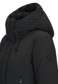 Zwarte pufferjack met een grote capuchon, verstelbare trekkoorden en een ritszak. Kenmerkt zich door glad, glanzend stof en een logo-patch op de mouw.