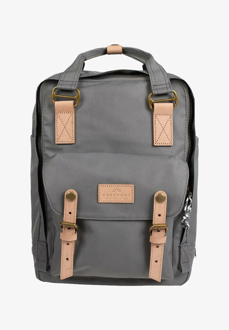 Hallhallik paneel seljakott halli lõuendist, tan värvi nahast accentsidega, ülemiste käepidemete ja reguleeritavate rihmadega. Omab esikotti ja metallist varustust.