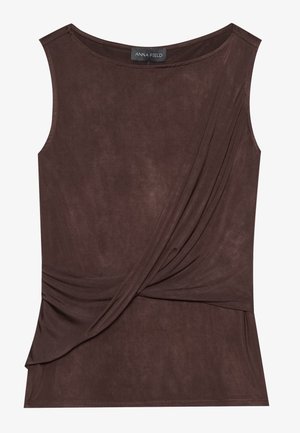 Haut sans manches marron en tissu léger avec un design drapé et un accent sur le côté, doté d'un col rond et d'une texture subtile.