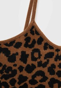 Hnedý pletený top s čiernym leopardím vzorom, tenkými ramienkami a textúrovanou látkou. Detailný pohľad na dizajnové prvky.