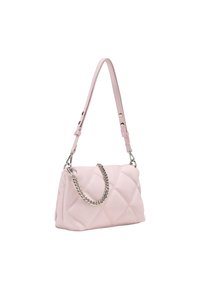 Quiltad rosa handväska med en slät läderfinish, silverkedjedetaljer och en justerbar rem. Har en rektangulär form och en minimalistisk design.