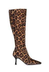Bota de tubo de leopardo con punta afilada, hecha de material suave, con un tacón de aguja negro y un caño ajustado.