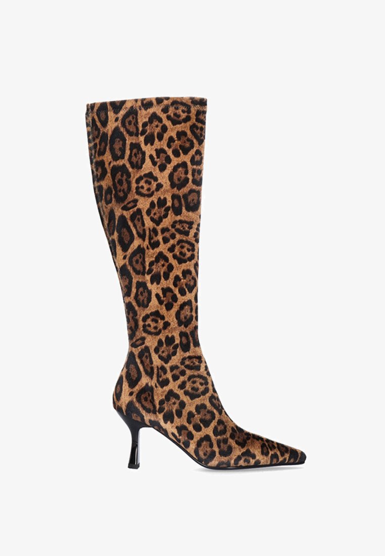 Bota de tubo de leopardo con punta afilada, hecha de material suave, con un tacón de aguja negro y un caño ajustado.
