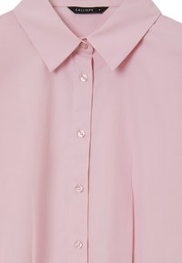 Camicia button-up rosa chiaro con colletto a punta, caratterizzata da sei bottoni e un tessuto liscio, leggermente strutturato. Etichetta del marchio visibile all'interno del colletto.