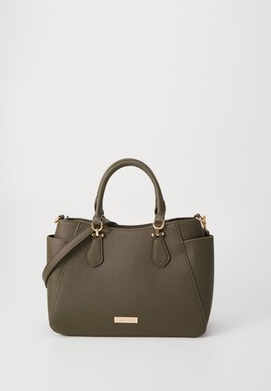 Saco de mão estruturado verde oliva com duas alças, alça de ombro destacável, bolsos laterais e ferragens em tom dourado sobre um fundo branco.