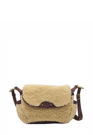 Sac à bandoulière de taille moyenne avec un extérieur en shearling crémeux et doux, des accents en cuir brun foncé, un rabat repliable et une bandoulière ajustable.