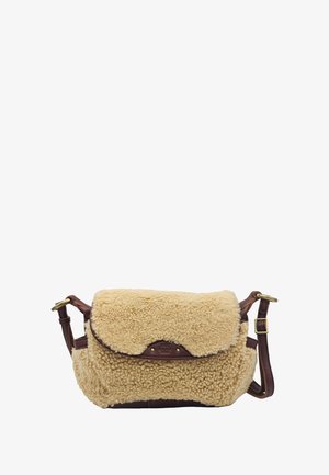 Sac à bandoulière de taille moyenne avec un extérieur en shearling crémeux et doux, des accents en cuir brun foncé, un rabat repliable et une bandoulière ajustable.