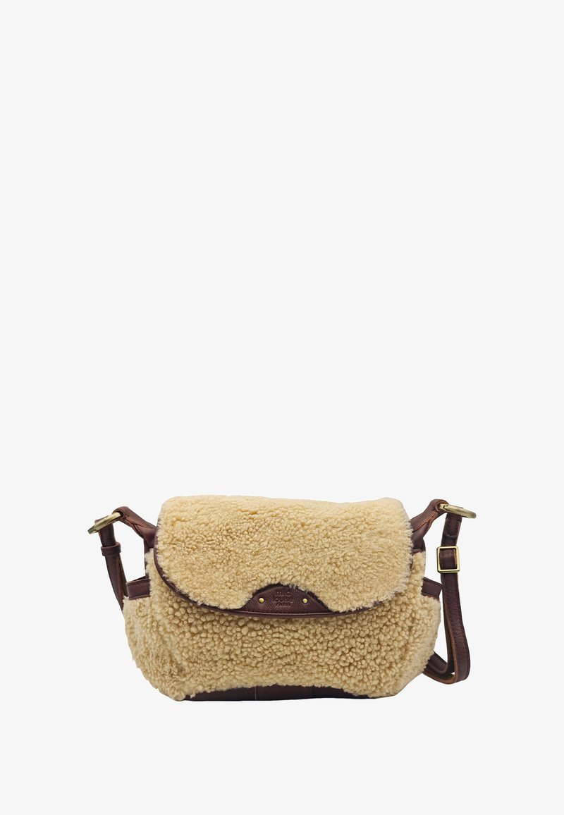 Sac à bandoulière de taille moyenne avec un extérieur en shearling crémeux et doux, des accents en cuir brun foncé, un rabat repliable et une bandoulière ajustable.