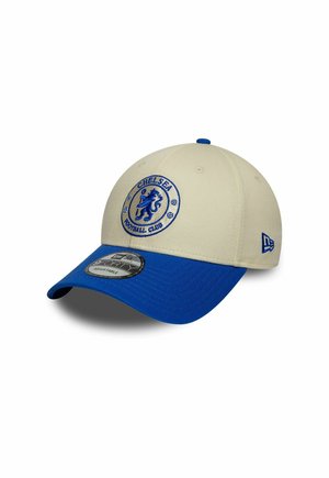 Beige-blauwe honkbalpet met het Chelsea Football Club-logo geborduurd aan de voorkant en het New Era-logo aan de zijkant.