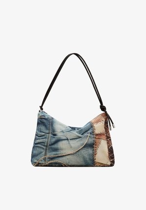 Torebka na ramię z motywem patchworkowym wykonana z denimu i skóry, z widocznym przeszyciem oraz czarnym paskiem z metalowymi zakończeniami.