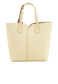 Beige tote bag met een gestructureerd oppervlak, voorzien van twee stevige handgrepen en een decoratieve stoffen accent op één handgreep.