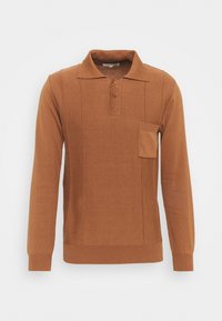 Polo shirt marrone a maniche lunghe realizzato in tessuto knit. Presenta un collo classico, tre bottoni e una tasca sul petto. Dettagli testurizzati lungo i fianchi.
