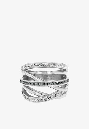 Zilveren multi-band ring met kruispatroon, met rijen heldere en zwarte strass-steentjes rondom de banden.