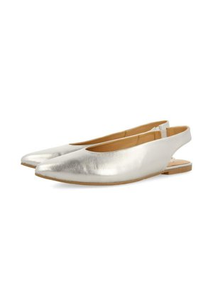 Ballerine slingback argento metallico con punta a punta, una apertura sul tallone e una texture liscia. Suole interne beige neutro e design minimalista.