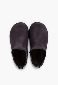 Tmavě fialové semišové slip-on boty s kulatými špičkami, krátkými boky a texturovanou gumovou podrážkou. Obsahují poutka pro snadné obouvání.