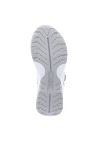 Semelle de chaussure avec un design en caoutchouc gris texturé, présentant des rainures proéminentes et un bord blanc. Marque visible au centre.