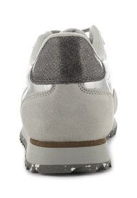 Pánské tenisky s šedým semišovým podpatkem, metalicky stříbrným svrškem, texturovanými šedými akcenty a skvrnitou gumovou podrážkou.