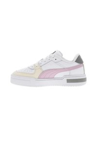 Witte sneaker met roze en gele accenten, glad leer en geperforeerde secties, dikke witte zool en grijze hiel detail.